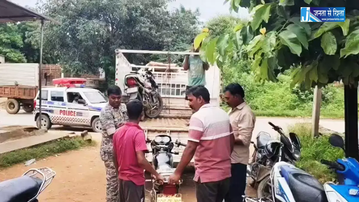बाइक सवार 7 स्टूडेंट्स को पुलिस ने पकड़ा बाइक सवार 7 स्टूडेंट्स को पुलिस ने पकड़ा