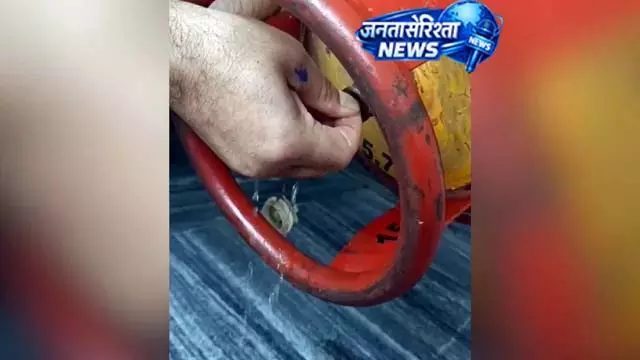 हल्द्वानी में गैस सिलिंडर से निकला पानी, उपभोक्ता के उड़े होश, जांच के लिए कंपनी को लिखा पत्र हल्द्वानी में गैस सिलिंडर से निकला पानी, उपभोक्ता के उड़े होश, जांच के लिए कंपनी को लिखा पत्र