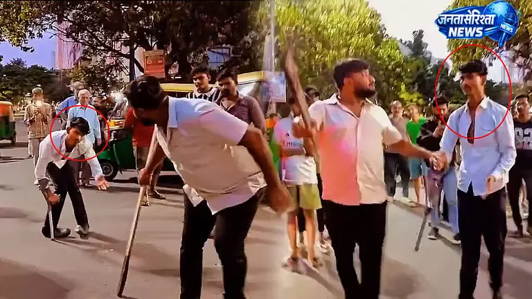 बेंगलुरु में दिव्यांग होने का नाटक कर भीख मांगने और मोबाइल चोरी का आरोप बेंगलुरु में दिव्यांग होने का नाटक कर भीख मांगने और मोबाइल चोरी का आरोप