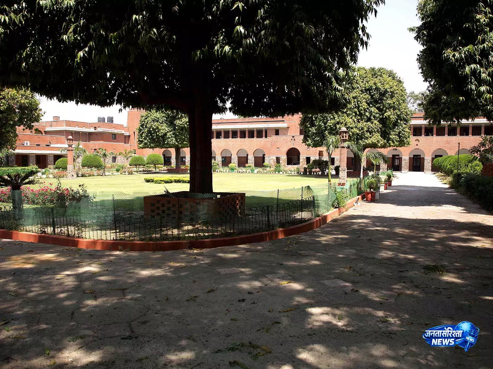 स्टीफंस में ड्रेस कोड: क्लासरूम और लाइब्रेरी में शॉर्ट्स पर बैन स्टीफंस में ड्रेस कोड: क्लासरूम और लाइब्रेरी में शॉर्ट्स पर बैन