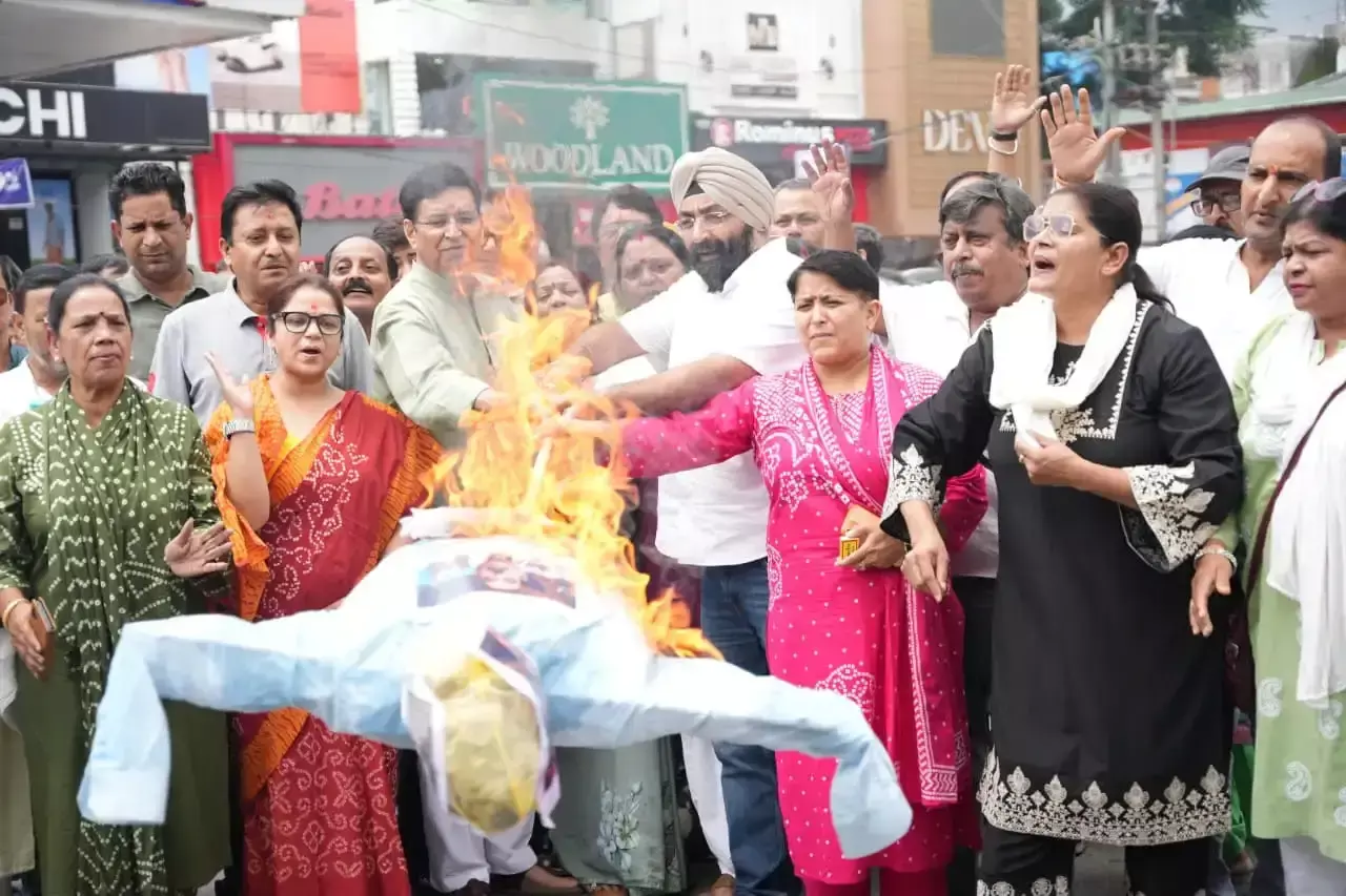 Dehradun: प्रदर्शन में गरजी महिला कांग्रेस, प्रह्लाद जोशी पर साधा निशाना Dehradun: प्रदर्शन में गरजी महिला कांग्रेस, प्रह्लाद जोशी पर साधा निशाना