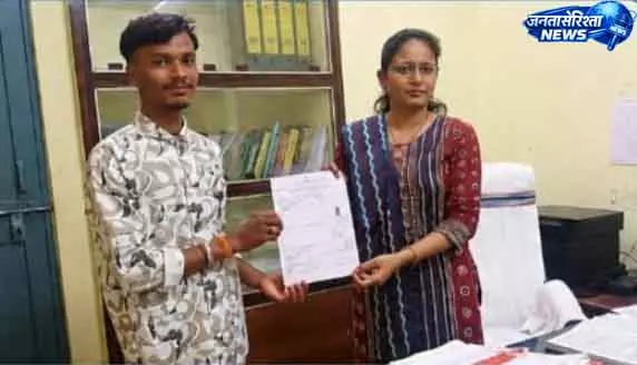 सीएम हेल्पलाइन बनी सहारा, 7 साल बाद मुकुंद धीमर को मिला आधार कार्ड सीएम हेल्पलाइन बनी सहारा, 7 साल बाद मुकुंद धीमर को मिला आधार कार्ड