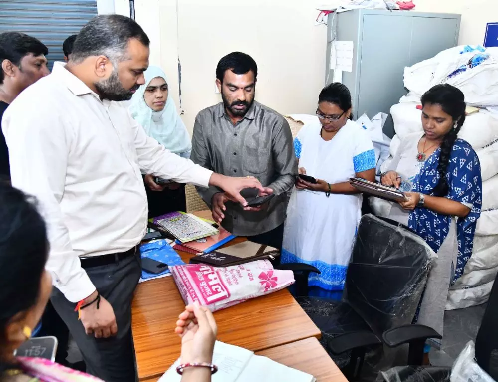 Hyderabad DEO ने सनथ नगर में SIR-2026 वोटर लिस्ट के डिजिटाइज़ेशन की समीक्षा की Hyderabad DEO ने सनथ नगर में SIR-2026 वोटर लिस्ट के डिजिटाइज़ेशन की समीक्षा की