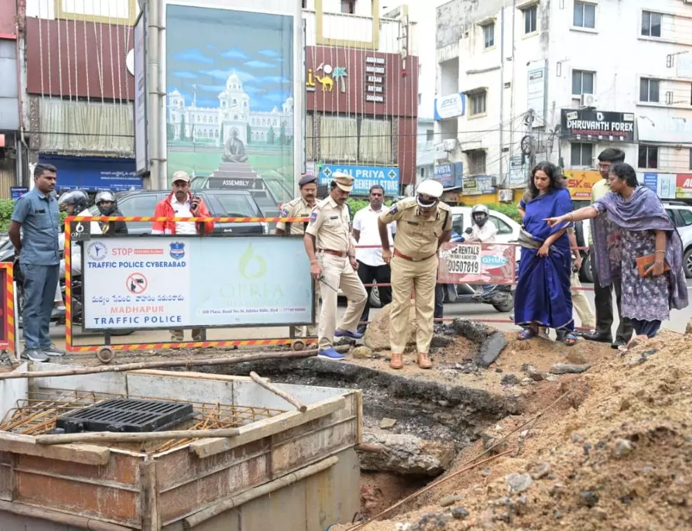स्टॉर्म वॉटर ड्रेन कार्य: साइबराबाद के पुलिस और सिविक चीफ ने किया दौरा स्टॉर्म वॉटर ड्रेन कार्य: साइबराबाद के पुलिस और सिविक चीफ ने किया दौरा