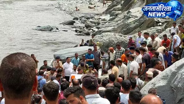 चंबा हादसा: रावी तट पर एक साथ जलीं चार चिताएं, मासूम को दी गई भू-समाधि; पूरा गांव गम में डूबा चंबा हादसा: रावी तट पर एक साथ जलीं चार चिताएं, मासूम को दी गई भू-समाधि; पूरा गांव गम में डूबा