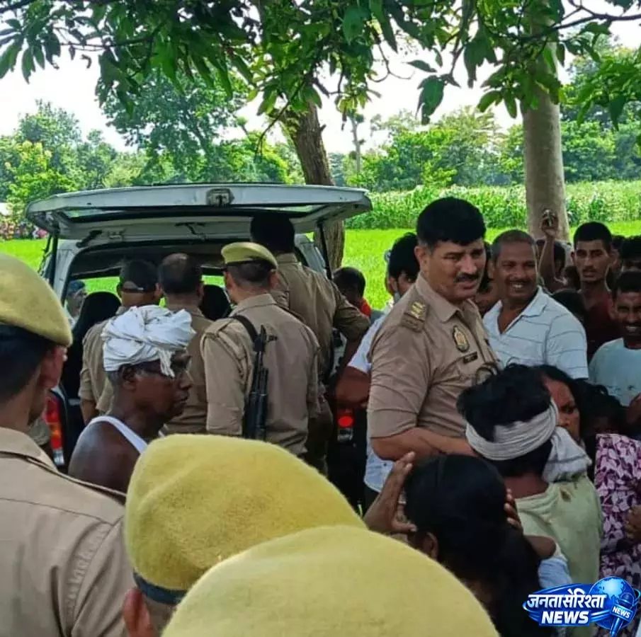 आम के पेड़ पर फंदे से झूलते मिले नवविवाहित दंपती, इलाके में सनसनी आम के पेड़ पर फंदे से झूलते मिले नवविवाहित दंपती, इलाके में सनसनी