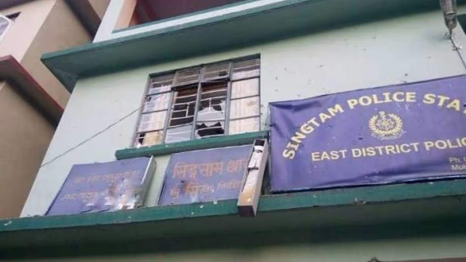 Sikkim पुलिस लॉक-अप में विचाराधीन कैदी की मौत के बाद तीन पुलिसकर्मी सस्पेंड किए गए Sikkim पुलिस लॉक-अप में विचाराधीन कैदी की मौत के बाद तीन पुलिसकर्मी सस्पेंड किए गए