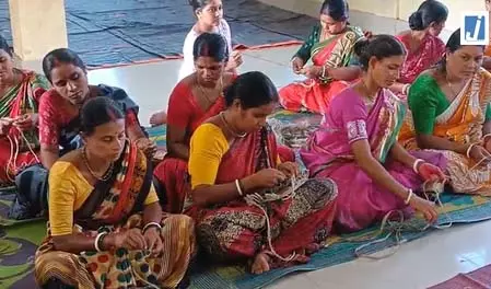 त्रिपुरा : जूट बैग बनाकर आत्मनिर्भरता का सफर, एसएचजी सदस्यों को लखपति दीदी बनाने की ट्रेनिंग त्रिपुरा : जूट बैग बनाकर आत्मनिर्भरता का सफर, एसएचजी सदस्यों को लखपति दीदी बनाने की ट्रेनिंग