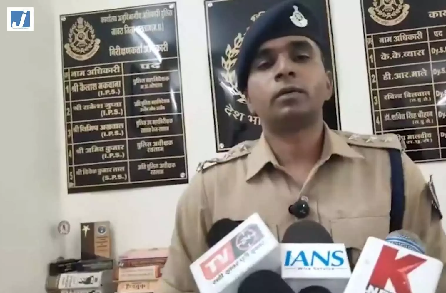 रतलाम में 290 किलो गांजा जब्त, ट्रैक्टर-ट्रॉली पकड़कर पुलिस ने तस्करी का किया भंडाफोड़ रतलाम में 290 किलो गांजा जब्त, ट्रैक्टर-ट्रॉली पकड़कर पुलिस ने तस्करी का किया भंडाफोड़