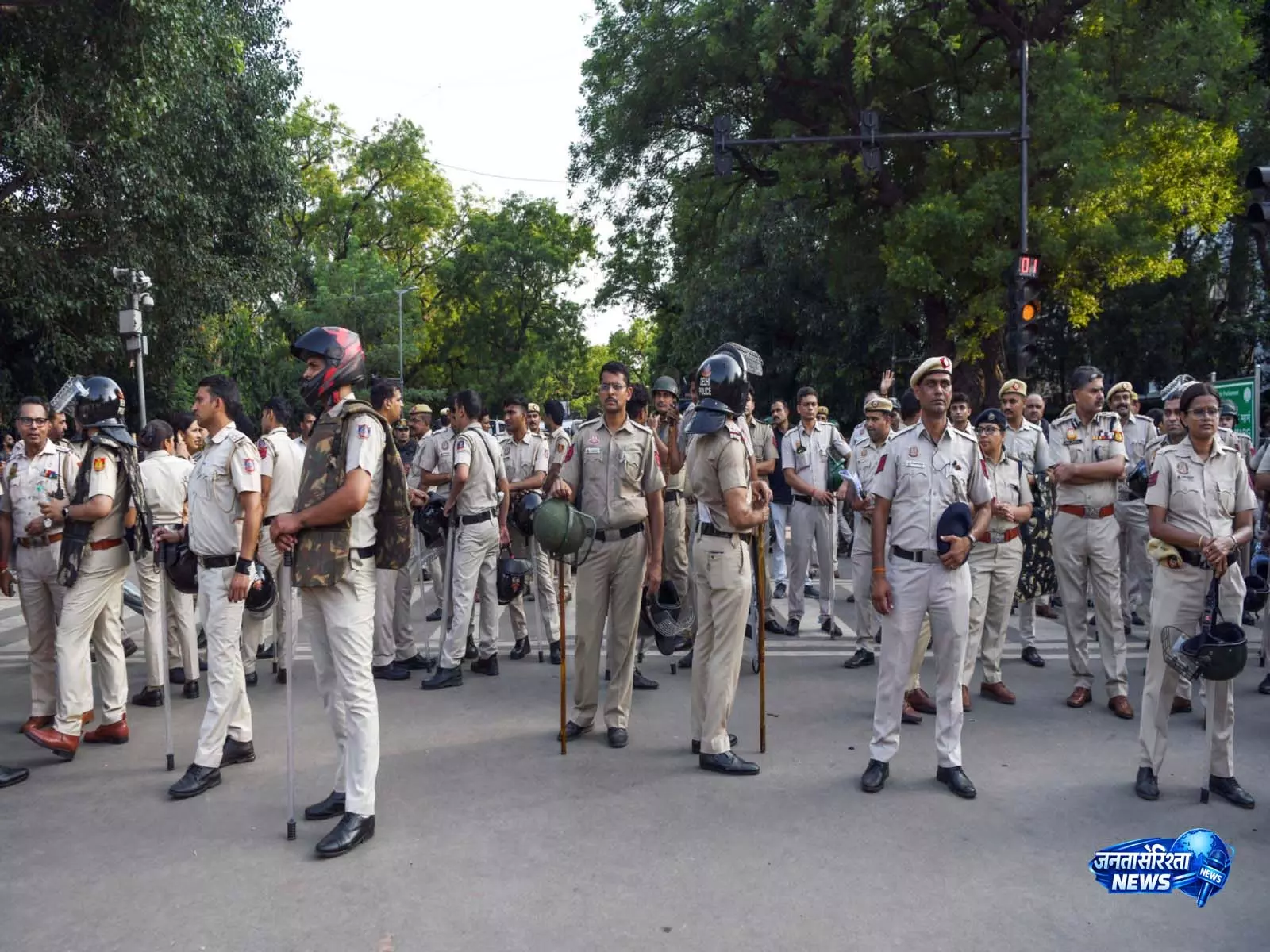 दिल्ली पुलिस ने सेंट्रल दिल्ली में छात्रों के विरोध-प्रदर्शन के दौरान गोली लगने की अफवाहों को खारिज किया दिल्ली पुलिस ने सेंट्रल दिल्ली में छात्रों के विरोध-प्रदर्शन के दौरान गोली लगने की अफवाहों को खारिज किया