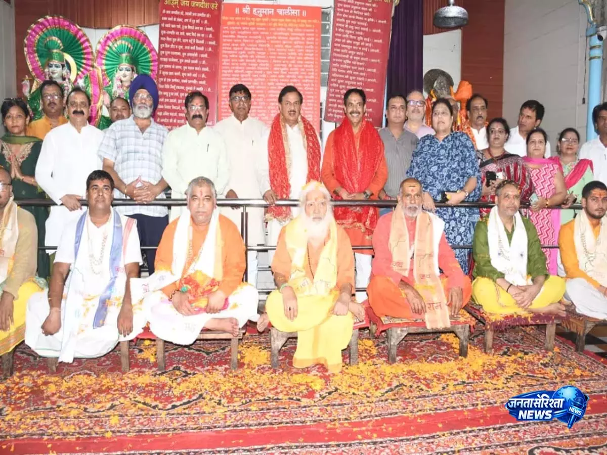 नोएडा में गुरु पूर्णिमा समारोह में शामिल हुए सांसद महेश शर्मा नोएडा में गुरु पूर्णिमा समारोह में शामिल हुए सांसद महेश शर्मा