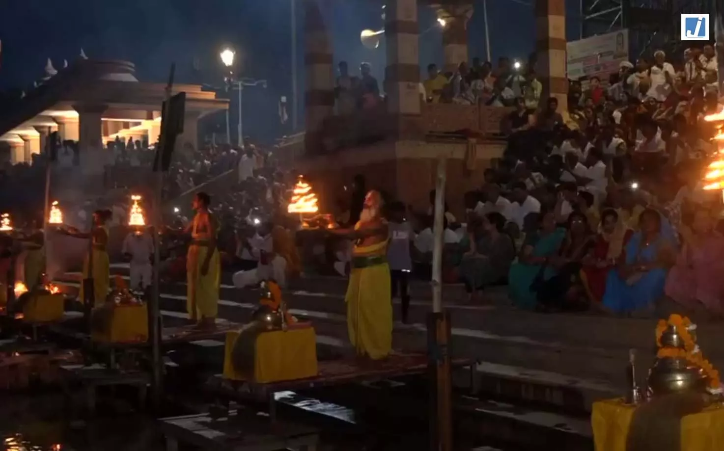 गुरु पूर्णिमा पर अयोध्या के सरयू घाट पर भव्य सरयू आरती, श्रद्धालुओं ने लगाई आस्था की डुबकी गुरु पूर्णिमा पर अयोध्या के सरयू घाट पर भव्य सरयू आरती, श्रद्धालुओं ने लगाई आस्था की डुबकी