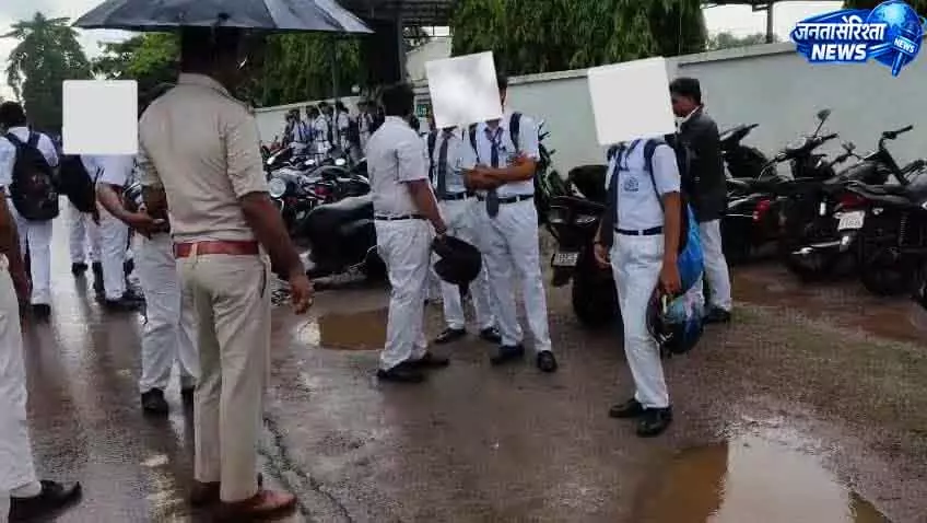 नाबालिग वाहन चालकों पर सख्ती, तीन दिन में 89 पर कार्रवाई नाबालिग वाहन चालकों पर सख्ती, तीन दिन में 89 पर कार्रवाई