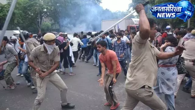 वाटर कैनन से पैलेट गन तक, पुलिस के हथियारों का इस्तेमाल कब? वाटर कैनन से पैलेट गन तक, पुलिस के हथियारों का इस्तेमाल कब?