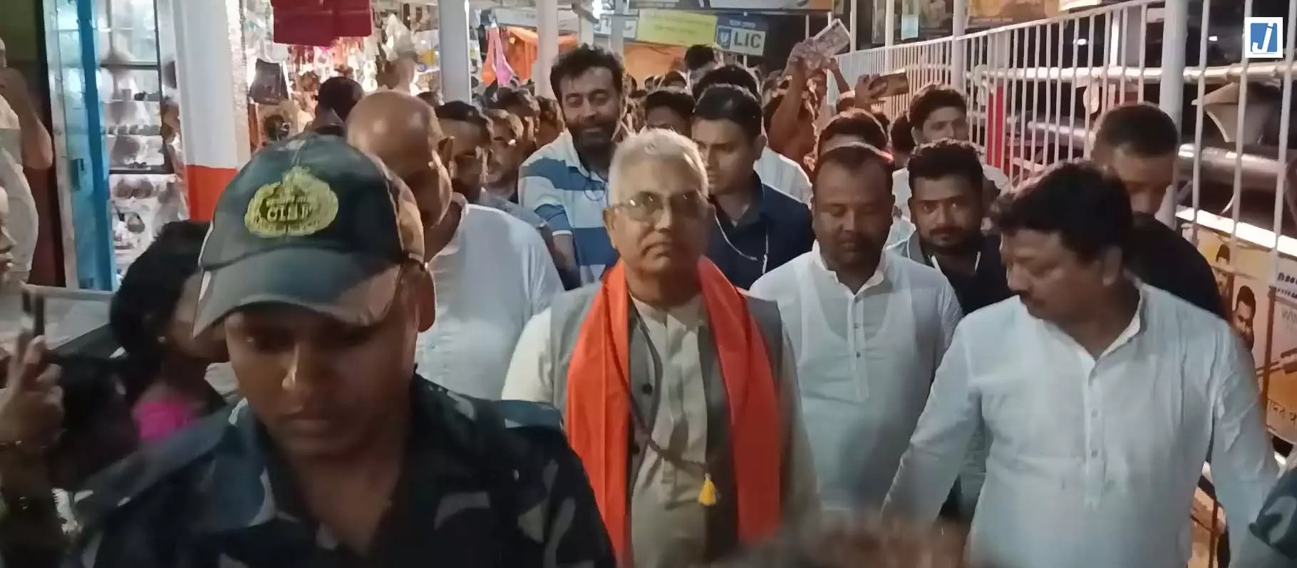गुरु पूर्णिमा पर मंत्री दिलीप घोष ने तारकेश्वर मंदिर में की पूजा-अर्चना गुरु पूर्णिमा पर मंत्री दिलीप घोष ने तारकेश्वर मंदिर में की पूजा-अर्चना