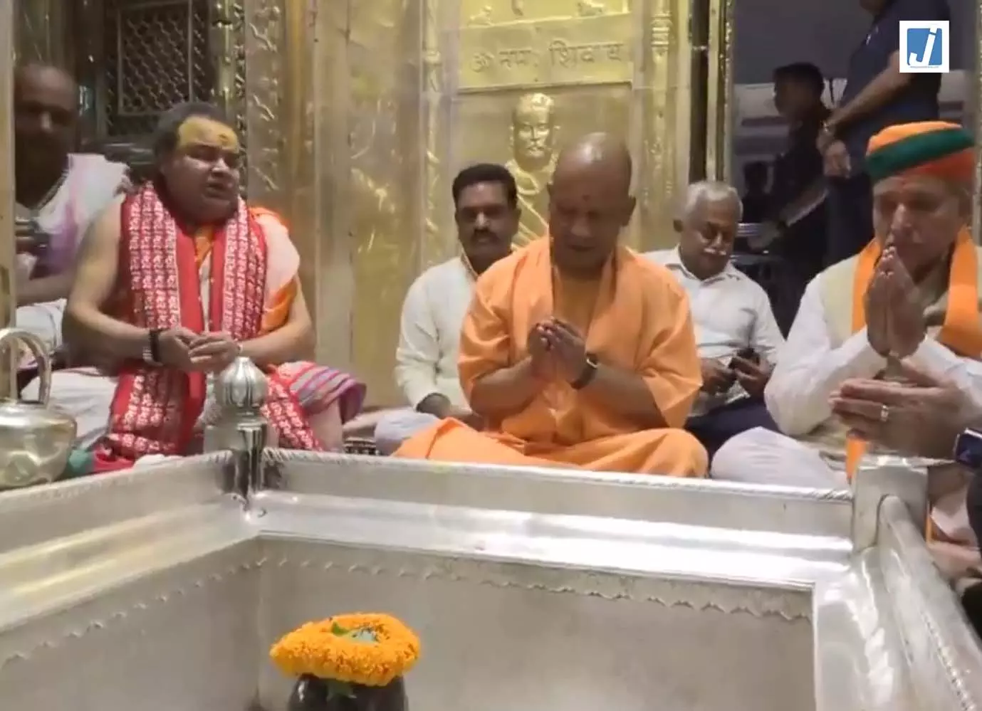 गुरु पूर्णिमा पर सीएम योगी ने काशी विश्वनाथ के किए दर्शन गुरु पूर्णिमा पर सीएम योगी ने काशी विश्वनाथ के किए दर्शन