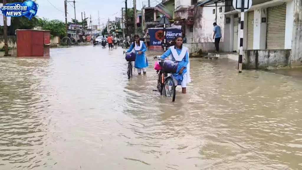 बारिश में डूबा आरंग का वार्ड नंबर 6, दो फीट तक घरों में घुसा पानी बारिश में डूबा आरंग का वार्ड नंबर 6, दो फीट तक घरों में घुसा पानी