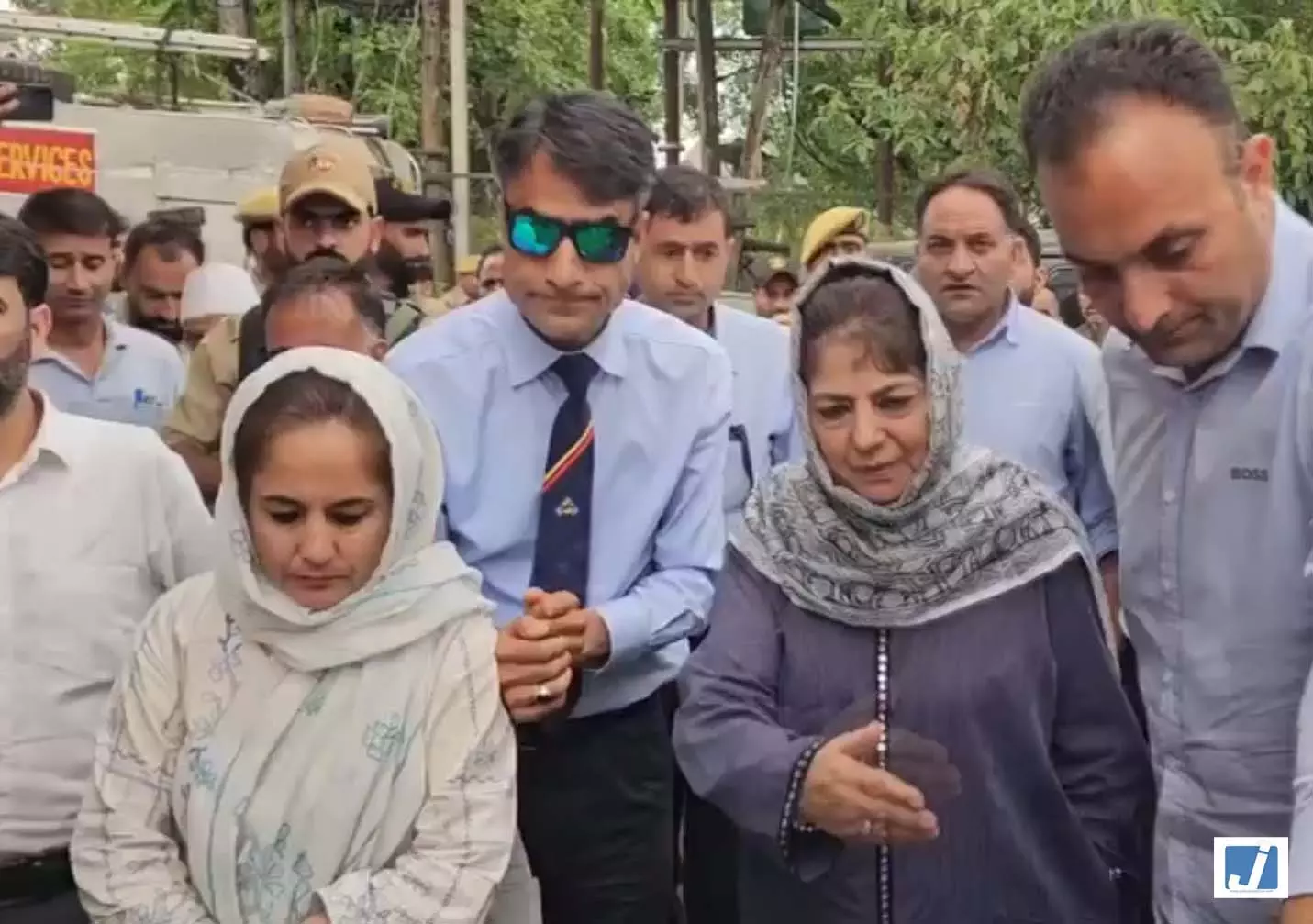 महबूबा मुफ्ती ने शहीद कॉन्स्टेबल आशिक हुसैन कुरैशी के परिवार से की मुलाकात, जताई संवेदना महबूबा मुफ्ती ने शहीद कॉन्स्टेबल आशिक हुसैन कुरैशी के परिवार से की मुलाकात, जताई संवेदना
