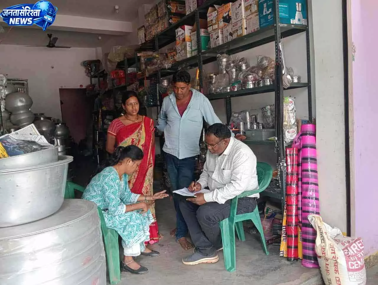 जशपुर खाद्य विभाग की टीम ने लोदाम के बर्तन दुकान में दी दबिश जशपुर खाद्य विभाग की टीम ने लोदाम के बर्तन दुकान में दी दबिश