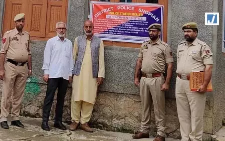 जम्मू-कश्मीर: कुलगाम में हथियार बरामद, शोपियां में ड्रग तस्कर की संपत्ति जब्त जम्मू-कश्मीर: कुलगाम में हथियार बरामद, शोपियां में ड्रग तस्कर की संपत्ति जब्त