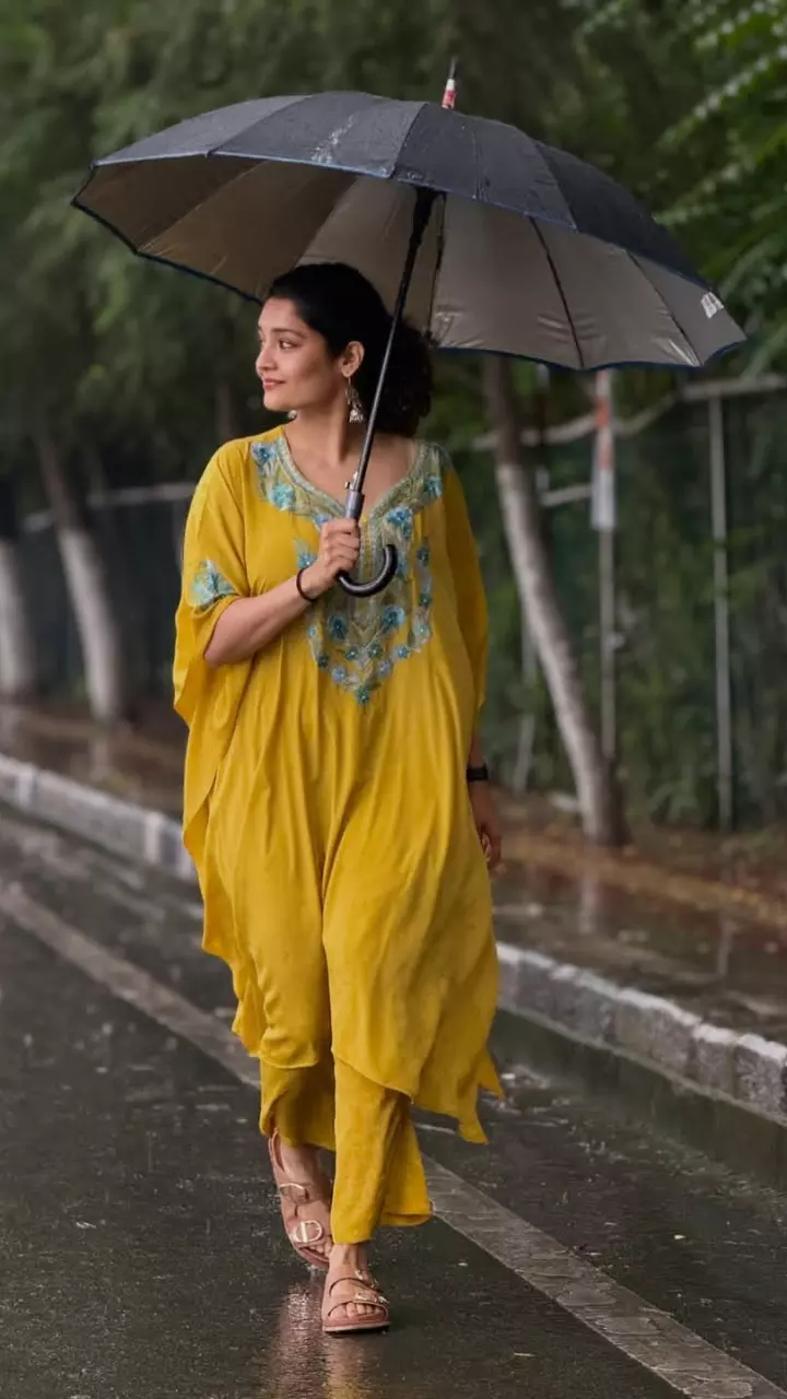खूबसूरत काफ्तान कुर्ती सेट में एक्ट्रेस का एलिगेंट अंदाज