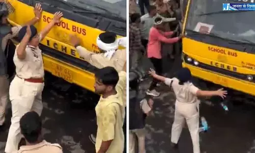 पुलिस अधिकारी के जज्बे की हो रही तारीफ, प्रदर्शन के दौरान फंसी थी बस