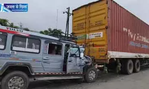 खड़े ट्रक से टकराई क्रूजर गाड़ी, 8 लोग घायल खड़े ट्रक से टकराई क्रूजर गाड़ी, 8 लोग घायल