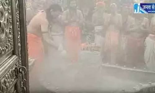 सावन के पहले सोमवार पर महाकाल मंदिर में उमड़ा भक्तों का जनसैलाब सावन के पहले सोमवार पर महाकाल मंदिर में उमड़ा भक्तों का जनसैलाब