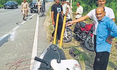शामली में कांवड़ यात्रा की बैरिकेडिंग बनी जानलेवा, रस्सी में स्कूटी उलझने से युवक की मौत शामली में कांवड़ यात्रा की बैरिकेडिंग बनी जानलेवा, रस्सी में स्कूटी उलझने से युवक की मौत