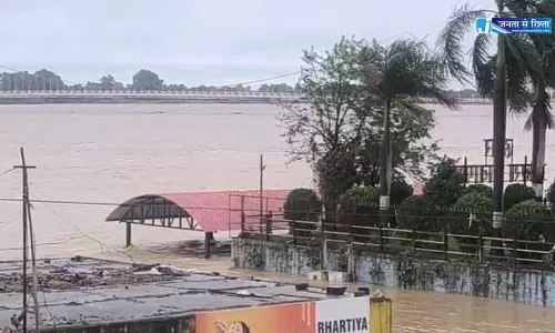 नवापारा राजिम में आई बाढ़, भगवान कुलेश्वर महादेव मंदिर तक पहुंचा पानी नवापारा राजिम में आई बाढ़, भगवान कुलेश्वर महादेव मंदिर तक पहुंचा पानी