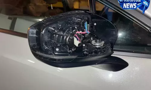 सड़क किनारे खड़ी कार बनी चोरों का निशाना, बैटरी और तेल चोरी के बाद सुरक्षा पर सवाल सड़क किनारे खड़ी कार बनी चोरों का निशाना, बैटरी और तेल चोरी के बाद सुरक्षा पर सवाल