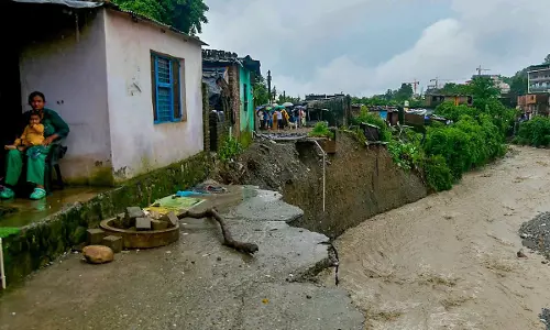 उत्तराखंड में मॉनसून का कहर जारी, भारी बारिश और भूस्खलन से जनजीवन प्रभावित उत्तराखंड में मॉनसून का कहर जारी, भारी बारिश और भूस्खलन से जनजीवन प्रभावित
