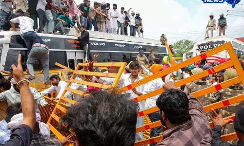 मध्य प्रदेश में मूंग की शत-प्रतिशत खरीदी की मांग पर अड़े किसान मध्य प्रदेश में मूंग की शत-प्रतिशत खरीदी की मांग पर अड़े किसान