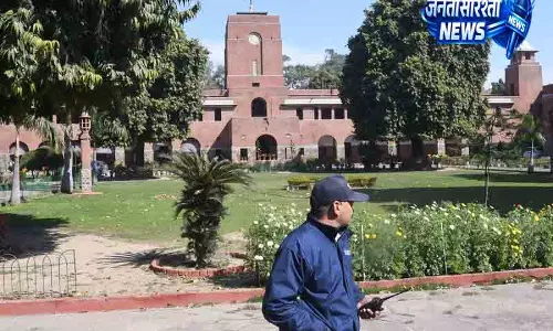 Delhi सेंट स्टीफंस के ड्रेस कोड विवाद पर विरोध-प्रदर्शन Delhi सेंट स्टीफंस के ड्रेस कोड विवाद पर विरोध-प्रदर्शन
