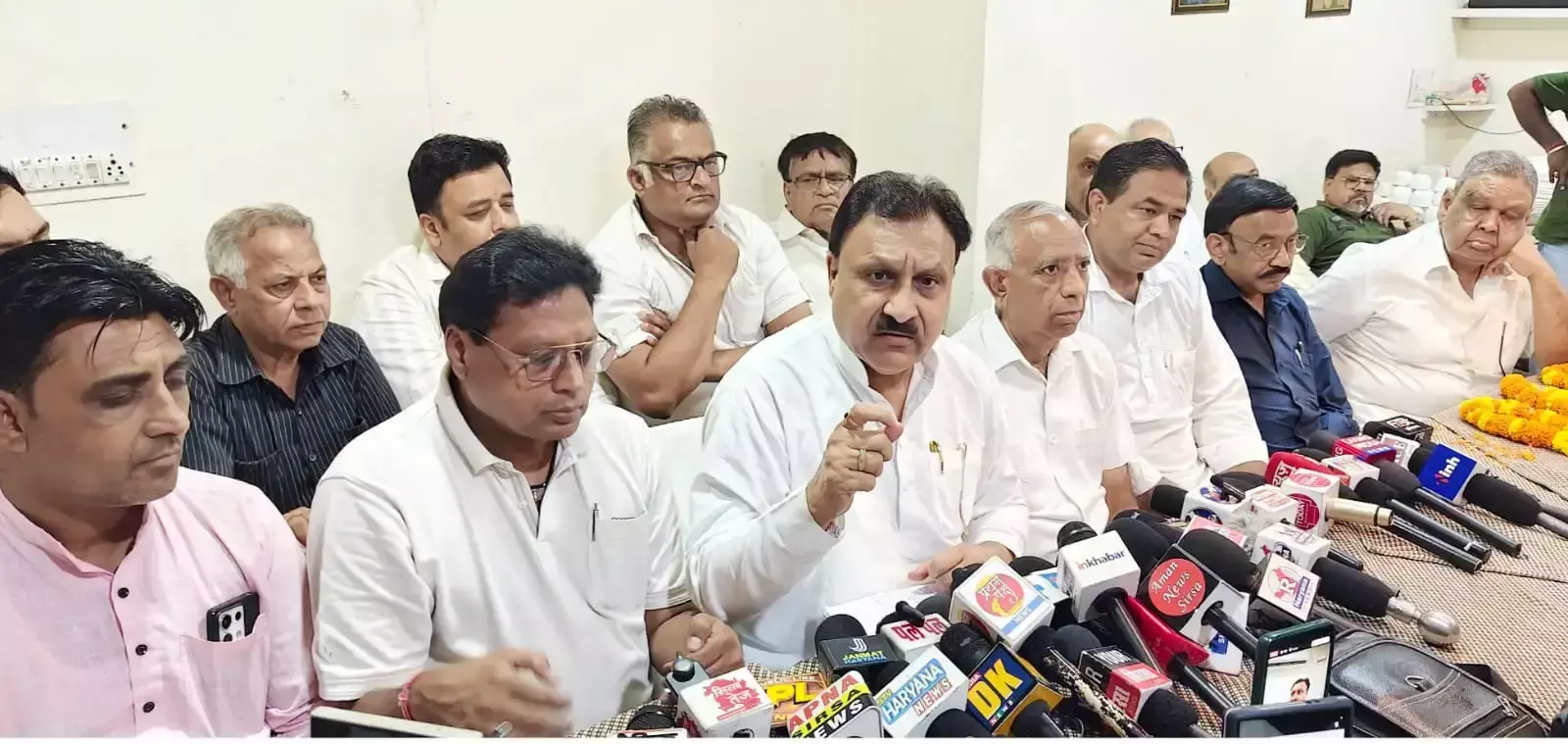 Sirsa: व्यापारियों के खिलाफ कार्रवाई पर बजरंग गर्ग ने जताई नाराजगी Sirsa: व्यापारियों के खिलाफ कार्रवाई पर बजरंग गर्ग ने जताई नाराजगी