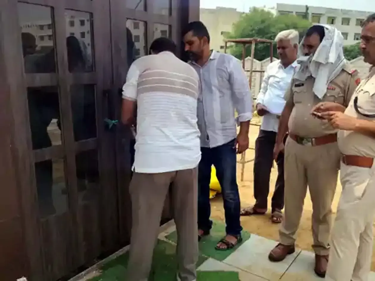 Hisar: डीटीपी की बड़ी कार्रवाई, हाईवे किनारे संचालित अवैध होटल सील Hisar: डीटीपी की बड़ी कार्रवाई, हाईवे किनारे संचालित अवैध होटल सील