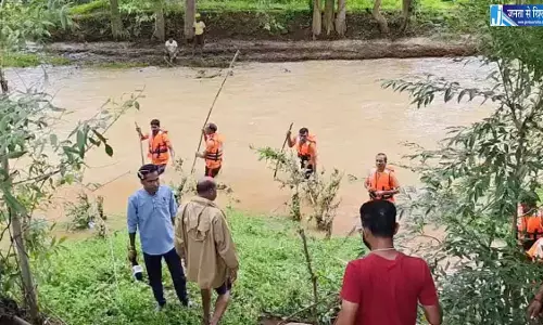 नदी में बहा 10 साल का बच्चा, रेस्क्यू में लगी SDRF की टीम नदी में बहा 10 साल का बच्चा, रेस्क्यू में लगी SDRF की टीम