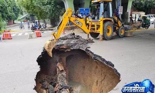 दिल्ली की सड़क पर बड़ा खतरा, धंसाव के बाद बना 4 फीट गहरा गड्ढा