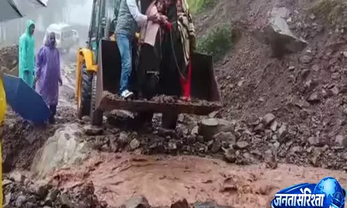 आफत बनी बारिश: कठुआ में बाढ़ से कई गांवों का संपर्क टूटा, जम्मू-श्रीनगर हाईवे बंद आफत बनी बारिश: कठुआ में बाढ़ से कई गांवों का संपर्क टूटा, जम्मू-श्रीनगर हाईवे बंद