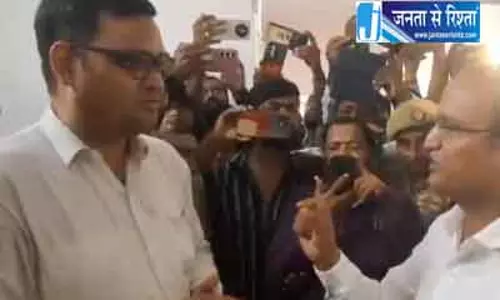 IAS अफसर के आने से पहले दफ्तर में ताला जड़कर भागे कर्मचारी, Video IAS अफसर के आने से पहले दफ्तर में ताला जड़कर भागे कर्मचारी, Video