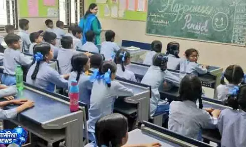 Delhi स्कूल में पंखा गिरने से हड़कंप Delhi स्कूल में पंखा गिरने से हड़कंप
