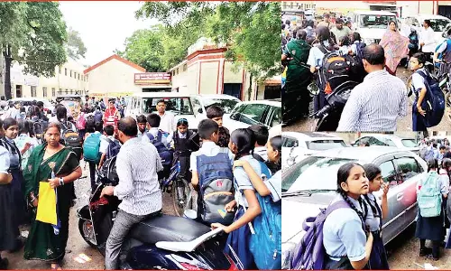 सप्रे स्कूल परिसर में अवैध पार्किंग...