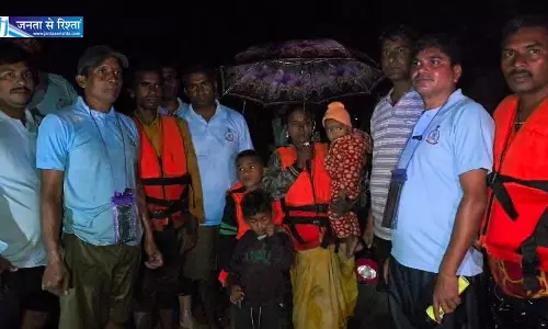 SDRF ने गरियाबंद में बाढ़ में फंसे परिवार की बचाई जान
