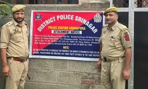 Srinagar: नशा तस्करी के खिलाफ कार्रवाई, अवैध संपत्ति पर प्रहार Srinagar: नशा तस्करी के खिलाफ कार्रवाई, अवैध संपत्ति पर प्रहार