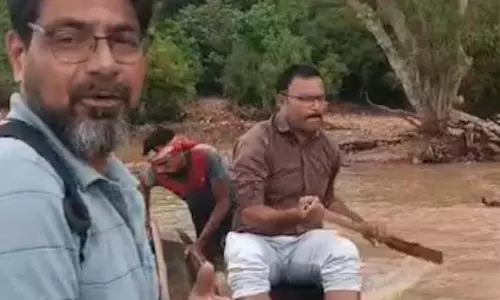 उफान नदी पार कर स्कूल पहुंचा टीचर, हो रही तारीफ