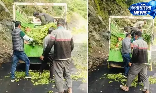 मंडी में सड़क संकट, सब्जियां फेंकने को मजबूर किसान मंडी में सड़क संकट, सब्जियां फेंकने को मजबूर किसान
