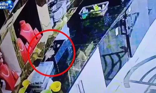 BREAKING: 10 लाख के गहने लेकर भागा चूहा, CCTV फुटेज ने खोला राज BREAKING: 10 लाख के गहने लेकर भागा चूहा, CCTV फुटेज ने खोला राज