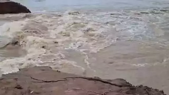 Jajpur में बाढ़ की स्थिति बिगड़ी; ब्राह्मणी नदी के तटबंध टूटने से 50 से ज़्यादा परिवार फंसे Jajpur में बाढ़ की स्थिति बिगड़ी; ब्राह्मणी नदी के तटबंध टूटने से 50 से ज़्यादा परिवार फंसे
