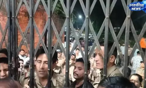रिश्वत लेते पकड़े गए दो कर्मचारी, लोगों ने विजिलेंस टीम को बनाया बंधक रिश्वत लेते पकड़े गए दो कर्मचारी, लोगों ने विजिलेंस टीम को बनाया बंधक