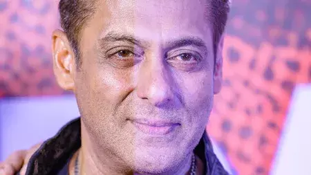 Salman Khan अलायंस के सेट पर अपने भाई सोहेल खान से मिलने पहुंचे